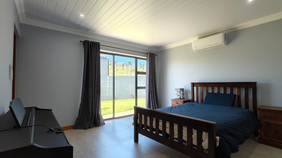 4 Bedroom Property for Sale in Outeniquasbosch Western Cape